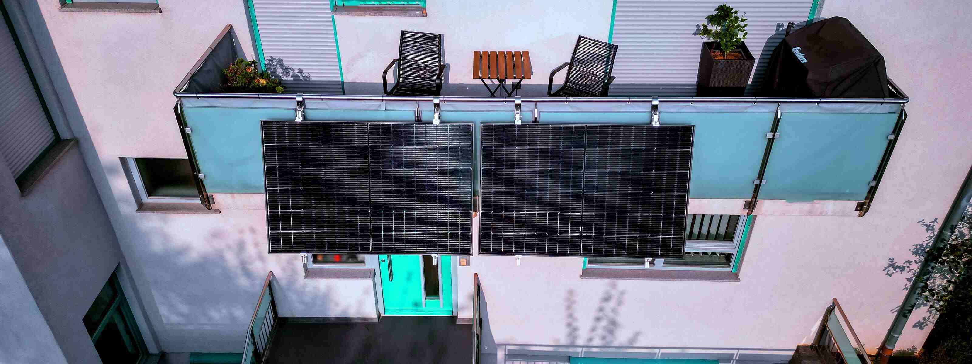 Haus mit Solarpanelen auf dem Dach - grüne Energie für die Energiewende und Einsparungen bei der Stromrechnung